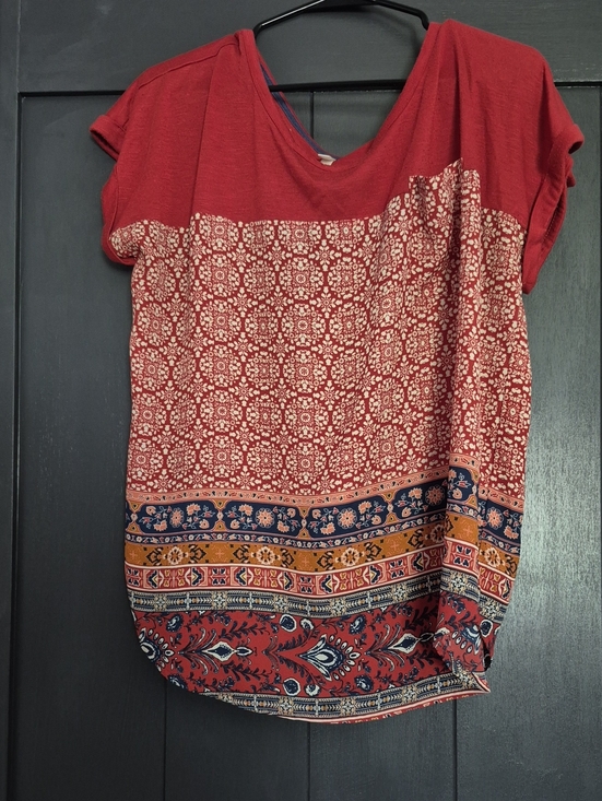 Xhilaration Tops - Xhilaration Red Short Sleeve Top with Patterned Border